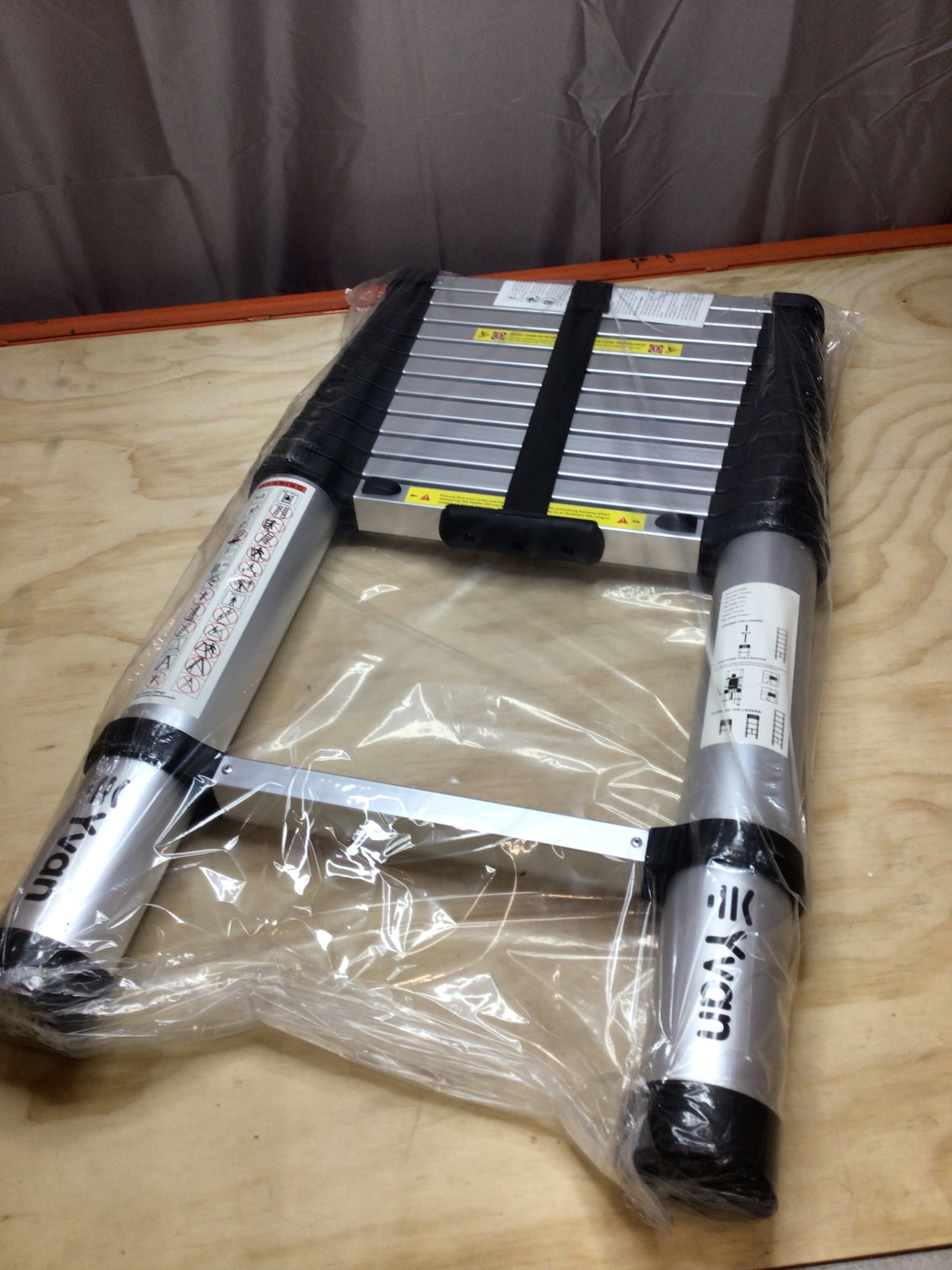 Yvan Aluminum Telescoping Ladder (TL-S180001) 12.5 FT One Button Retraction (8097568293102)